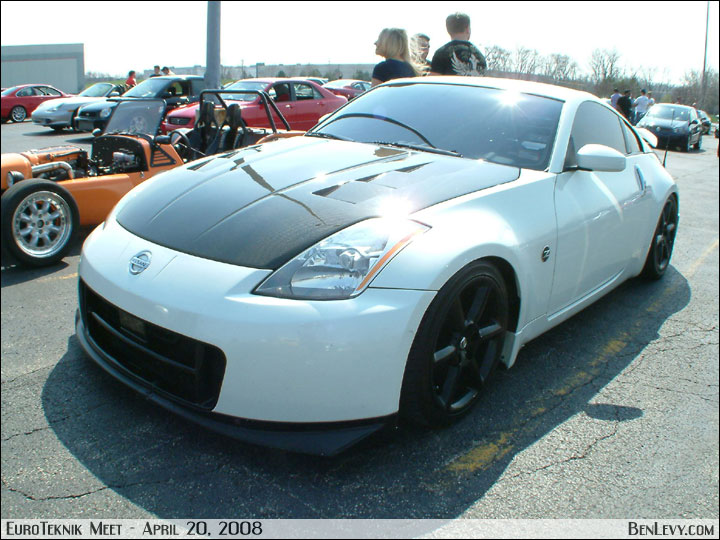 White 350Z with CF hood
